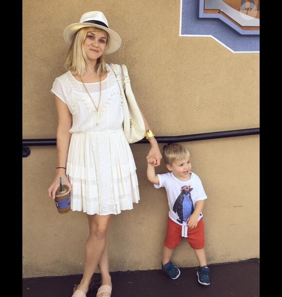 Reese Witherspoon pose avec son fils Tennessee, photio postée via son Instagram le 7 juillet 2014.