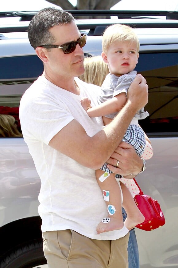 Le mari de Reese Witherspoon, Jim Toth, avec Tennessee à Santa Monica, Los Angeles, le 19 averil 2014.