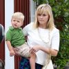 Reese Witherspoon fait du shopping avec son mari Tim Toth et leurs enfants Ava, Deacon et Tennessee au "Country Mart" à Brentwood, le 24 mai 2014.