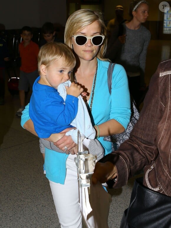 Reese Witherspoon arrive à Miami avec Tennessee, le 29 mars 2014. 
