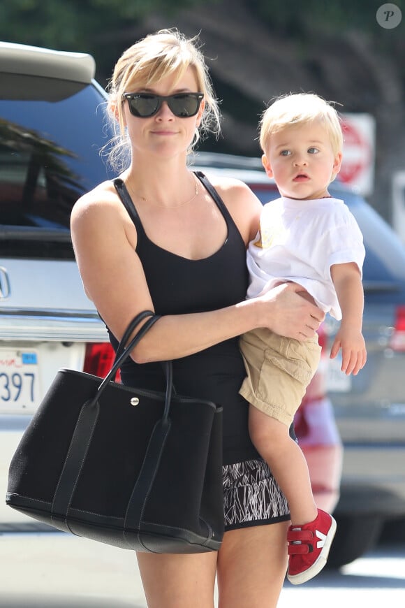 Reese Witherspoon et Tennessee à Brentwood, Los Angeles, le 16 mars 2014.
