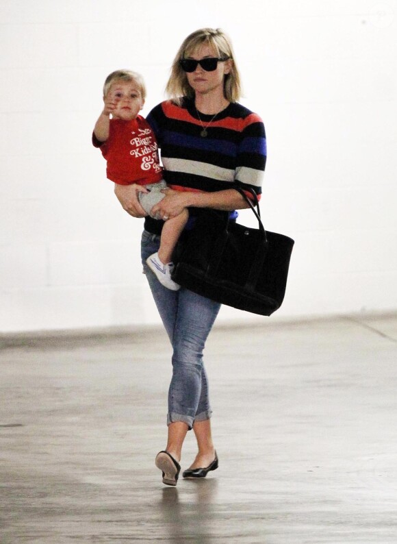 Reese Witherspoon et Tennessee à Brentwood, Los Angeles, le 14 janvier 2014.