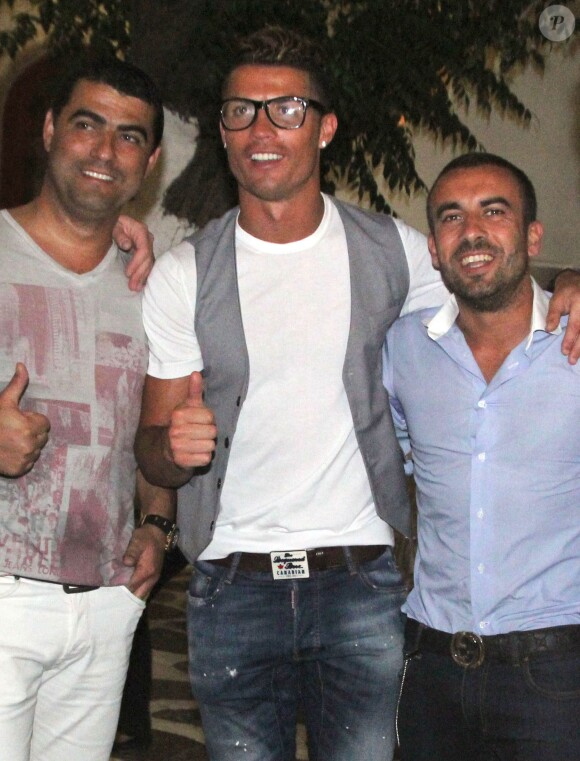 Cristiano Ronaldo en vacances avec des amis à Mykonos, le 3 juillet 2014