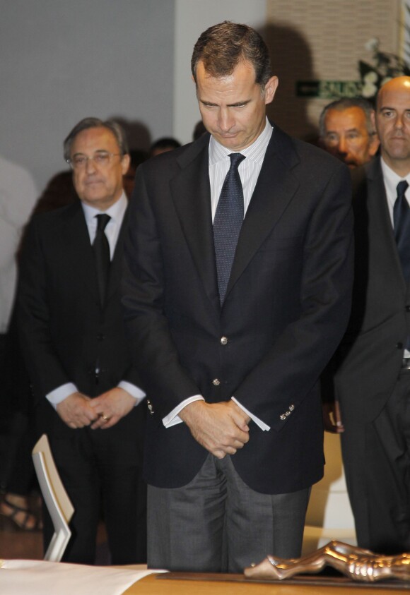 Felipe VI rend hommage à l'ancienne gloire du Real Madrid Alfredo Di Stefano au stade Santiago Bernabeu à Madrid, le 8 juillet 2014 où est exposé son cercueil.