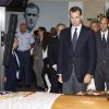 Le roi Felipe VI d'Espagne rend hommage à l'ancienne gloire du Real Madrid Alfredo Di Stefano au stade Santiago Bernabeu à Madrid, le 8 juillet 2014 où est exposé son cercueil.