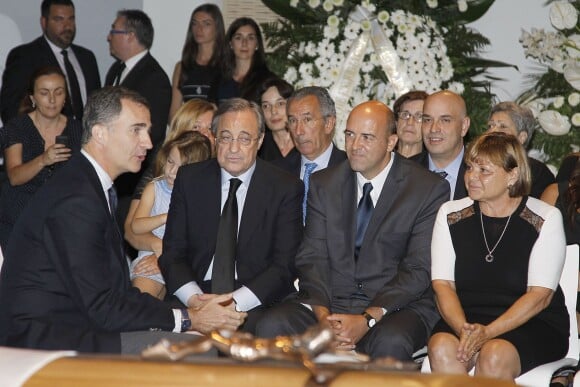 Le roi Felipe VI d'Espagne, ici avec Florentino Perez, rend hommage à l'ancienne gloire du Real Madrid Alfredo Di Stefano, au stade Santiago Bernabeu à Madrid, le 8 juillet 2014