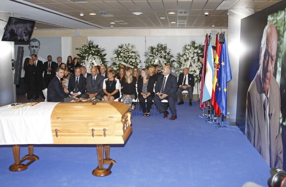 Le roi Felipe VI d'Espagne rend hommage à l'ancienne gloire du Real Madrid Alfredo Di Stefano au stade Santiago Bernabeu à Madrid, le 8 juillet 2014 où est exposé son cercueil.