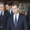 Le roi Felipe VI d'Espagne, ici avec Florentino Perez, rend hommage à l'ancienne gloire du Real Madrid Alfredo Di Stefano au stade Santiago Bernabeu à Madrid, le 8 juillet 2014, où est exposé le cercueil du défunt.