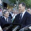 Le roi Felipe VI d'Espagne, ici avec Florentino Perez, rend hommage à l'ancienne gloire du Real Madrid Alfredo Di Stefano au stade Santiago Bernabeu à Madrid, le 8 juillet 2014, où est exposé le cercueil du défunt.