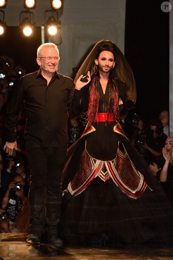 Conchita Wurst sur le podium au défilé Jean-Paul Gaultier à Paris le 9 juillet 2014