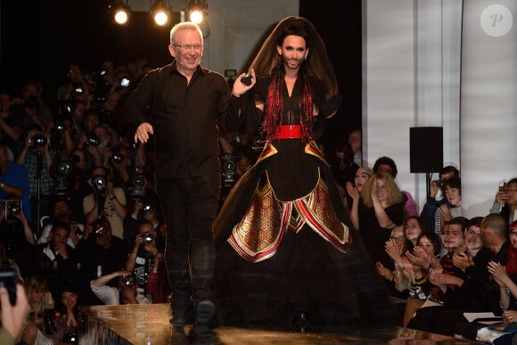 Conchita Wurst sur le podium au défilé Jean-Paul Gaultier à Paris le 9 juillet 2014