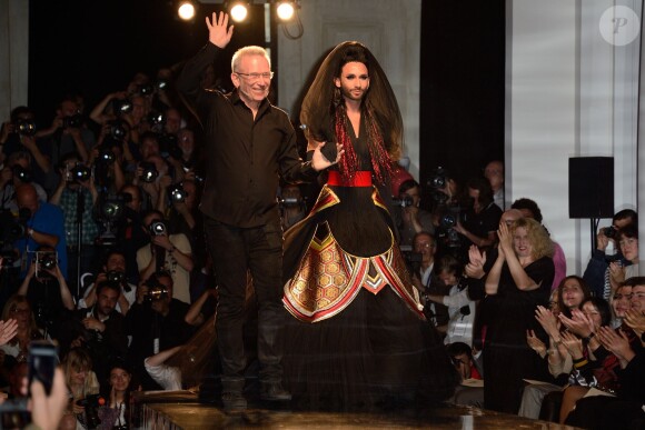 Conchita Wurst sur le podium au défilé Jean-Paul Gaultier à Paris le 9 juillet 2014