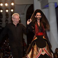 Conchita Wurst, mannequin surprise chez Gaultier face à Nabilla et Thomas