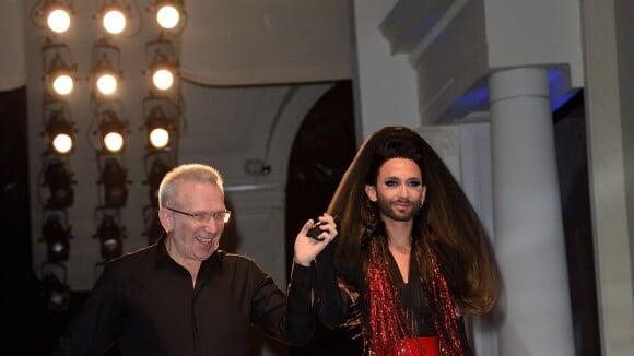 Conchita Wurst, mannequin surprise chez Gaultier face à Nabilla et Thomas