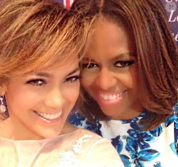 Jennifer Lopez et sa "grande copine" Michelle Obama lors de la convention nationale sur l'émancipation des Latinos organisée par la League of United Latin American Citizens à New York, le 10 juillet 2014.