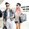 La chanteuse Kesha arrive à l'aéroport de Los Angeles avec un ami pour prendre un vol, le 30 juin 2014. 