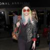 La chanteuse Kesha, les cheveux multicolores, arrive à l'aéroport de Los Angeles, le 18 novembre 2013. 