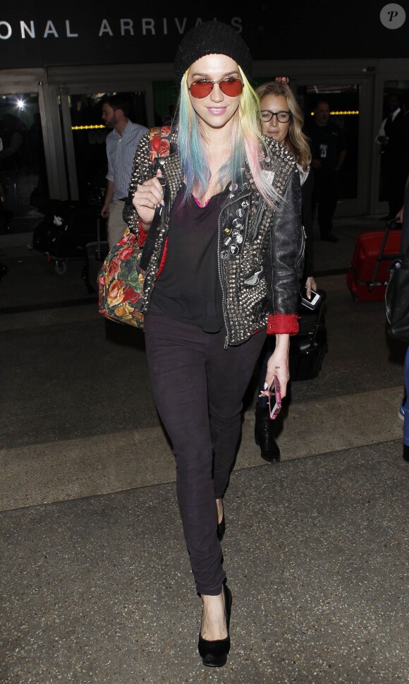 La chanteuse Kesha, les cheveux multicolores, arrive à l'aéroport de Los Angeles, le 18 novembre 2013. 