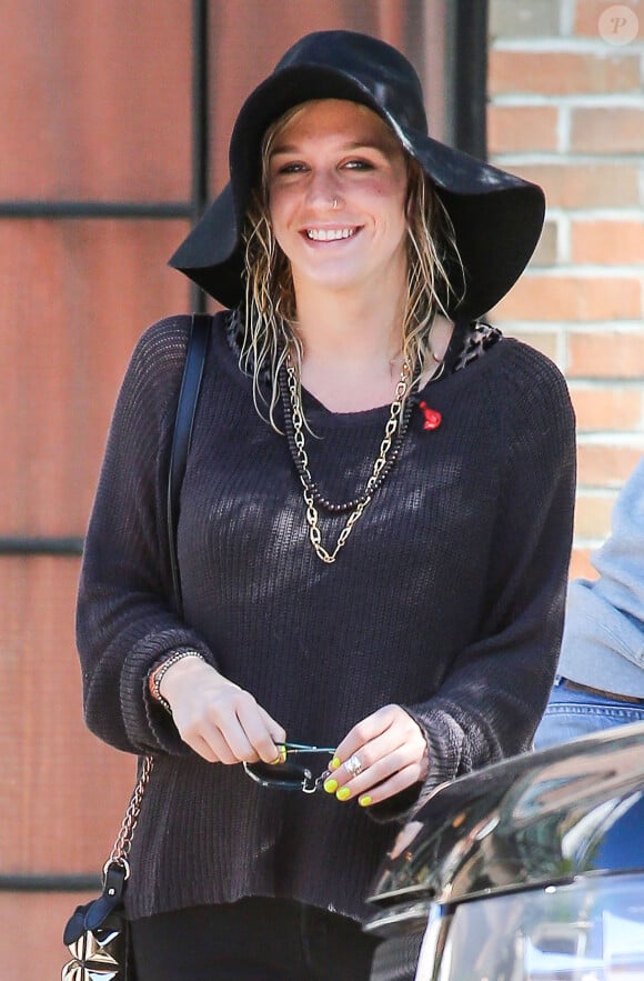La chanteuse Kesha à la sortie de son hôtel à New York, le 23 septembre 2013.