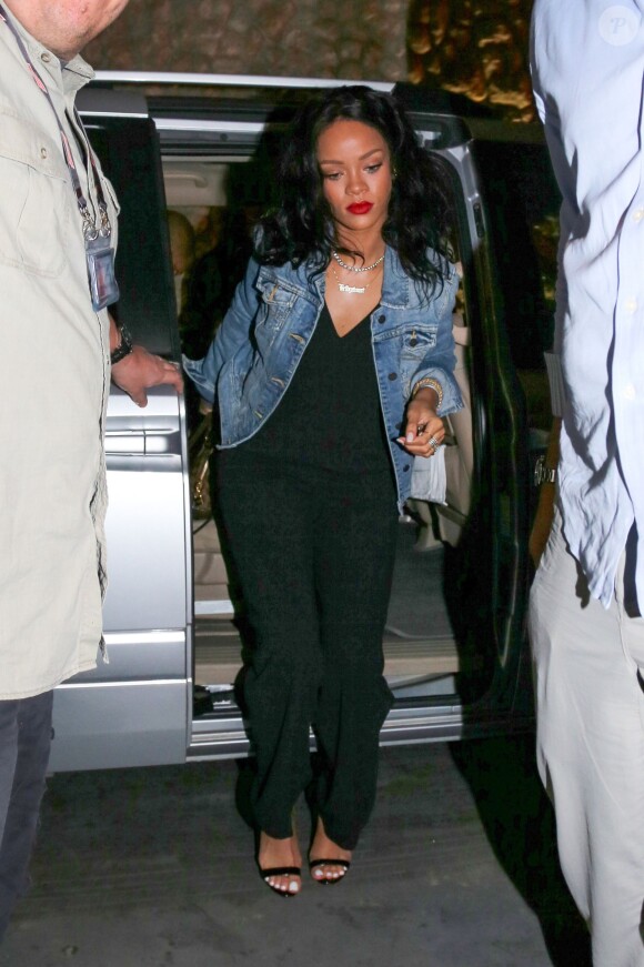 Rihanna arrive au restaurant Fogo De Chao à Rio de Janeiro où elle a dîné avant de faire la fête au Morro da Urca, le 11 juillet 2014.