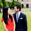 Sofia Hellqvist et le prince Carl Philip de Suède pris en photo le 27 juin 2014 au palais royal, à Stockholm, lors de la conférence de presse d'annonce de leurs fiançailles.