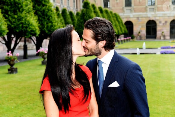 Sofia Hellqvist et Carl Philip de Suède pris en photo le 27 juin 2014 au palais royal, à Stockholm, lors de la conférence de presse d'annonce de leurs fiançailles.
