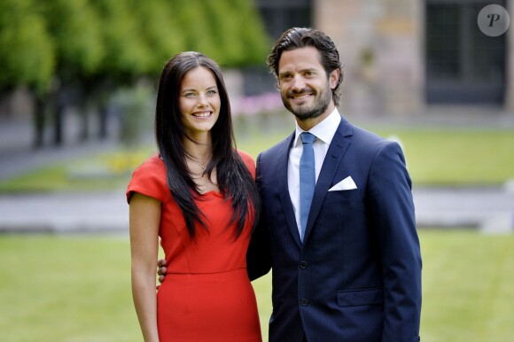 Sofia Hellqvist et le prince Carl Philip de Suède pris en photo le 27 juin 2014 au palais royal, à Stockholm, lors de la conférence de presse d'annonce de leurs fiançailles.