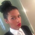 Ayem Nour sexy avec un rouge à lèvres très vif. Instagram. Mai 2014.