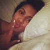 Ayem Nour pose dans son lit et sans maquillage. Juillet 2014.