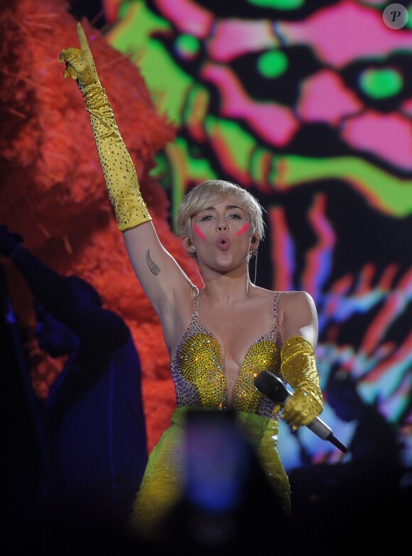 Miley Cyrus donne le dernier concert de sa tournée "Bangerz Tour" à Amsterdam, le 22 juin 2014. 