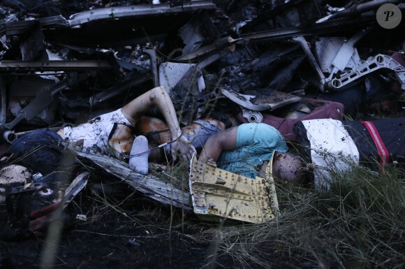 Le MH17, un Boeing 777 de la Malaysia Airlines, s'est écrasé ce jeudi 17 juillet 2014 dans l'est de l'Ukraine, faisant près de 300 victimes. Il aurait été la cible d'un tir de missile sol-air. Le drame a eu lieu dans le village de Grabove, à proximité de la ville de Chakhtarsk, dans l'Est de l'Ukraine. Le Boeing 777 assurait la liaison entre Amsterdam et Kuala Lumpur.