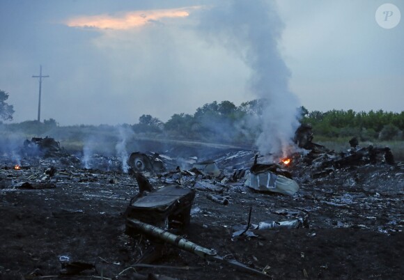 Le MH17, un Boeing 777 de la Malaysia Airlines, s'est écrasé ce jeudi 17 juillet 2014 dans l'est de l'Ukraine, faisant près de 300 victimes. Il aurait été la cible d'un tir de missile sol-air. Le drame a eu lieu dans le village de Grabove, à proximité de la ville de Chakhtarsk, dans l'Est de l'Ukraine. Le Boeing 777 assurait la liaison entre Amsterdam et Kuala Lumpur.