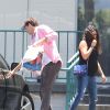 Mila Kunis, enceinte et le futur papa Ashton Kutcher à la sortie du centre Change your life à Studio City, le 15 juillet 2014