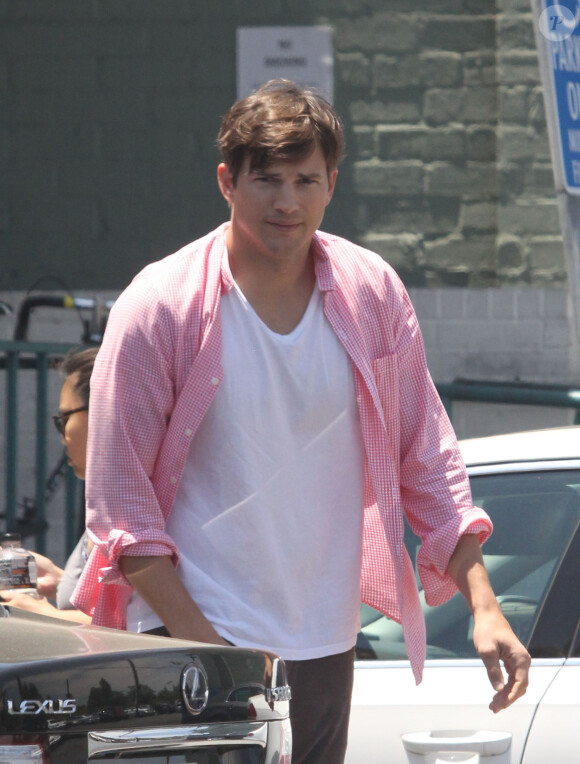 Ashton Kutcher à la sortie du centre Change your life à Studio City, le 15 juillet 2014