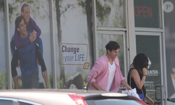 Mila Kunis et Ashton Kutcher à la sortie du centre Change your life à Studio City, le 15 juillet 2014