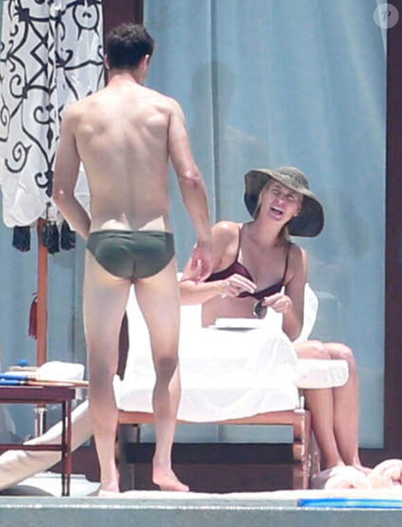 Maria Sharapova et son compagnon Grigor Dimitrov en slip de bain lors de leurs vacances à Cabo San Lucas, le 8 juillet 2014