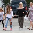 Jennie Garth et ses filles Luca, Lola et Fiona Eve rentrent après un déjeuner à Casa Vega, dans Sherman Oaks, Los Angeles, le 19 juillet 2014
