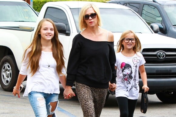 Jennie Garth et ses filles Lola et Fiona Eve rentrent après un déjeuner à Casa Vega, dans Sherman Oaks, Los Angeles, le 19 juillet 2014