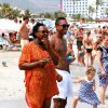 Jonathan de Guzman et ses enfants sur la plage Coco à Ibiza, le 19 juillet 2014