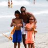 Jonathan de Guzman et ses enfants sur la plage Coco à Ibiza, le 19 juillet 2014