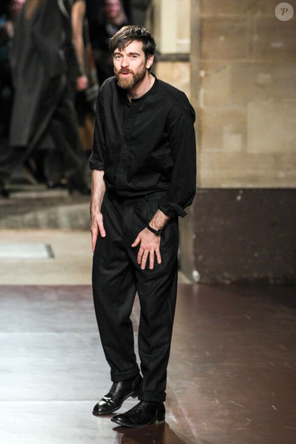 Le styliste Christophe Lemaire à la fin du défilé de mode "Hermès" prêt-à-porter collection Automne/Hiver 2014-2015 lors de la Fashion Week à Paris, le 5 mars 2014. 