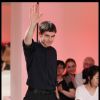 Christophe Lemaire salue l'assistance à la fin d'un défilé Hermès en 2011