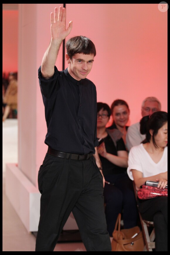Christophe Lemaire salue l'assistance à la fin d'un défilé Hermès en 2011