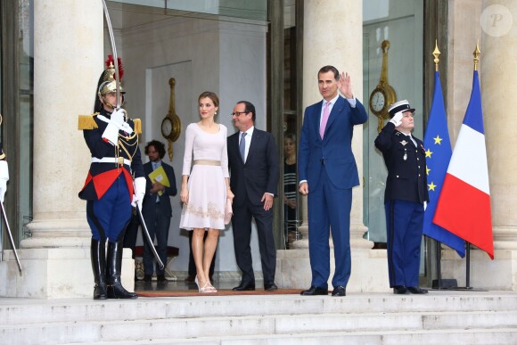 Le roi Felipe VI et la reine Letizia d'Espagne étaient reçus le 22 juillet 2014 par le président de la République François Hollande au palais de l'Elysée à Paris, pour leur visite inaugurale en France.