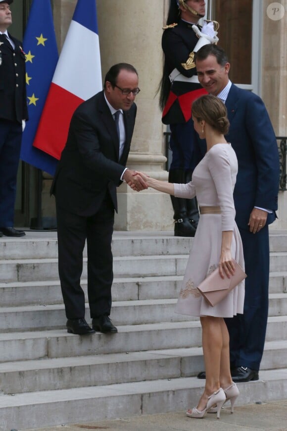 Le roi Felipe VI et la reine Letizia d'Espagne étaient reçus le 22 juillet 2014 par le président de la République François Hollande au palais de l'Elysée à Paris, pour leur visite inaugurale en France.