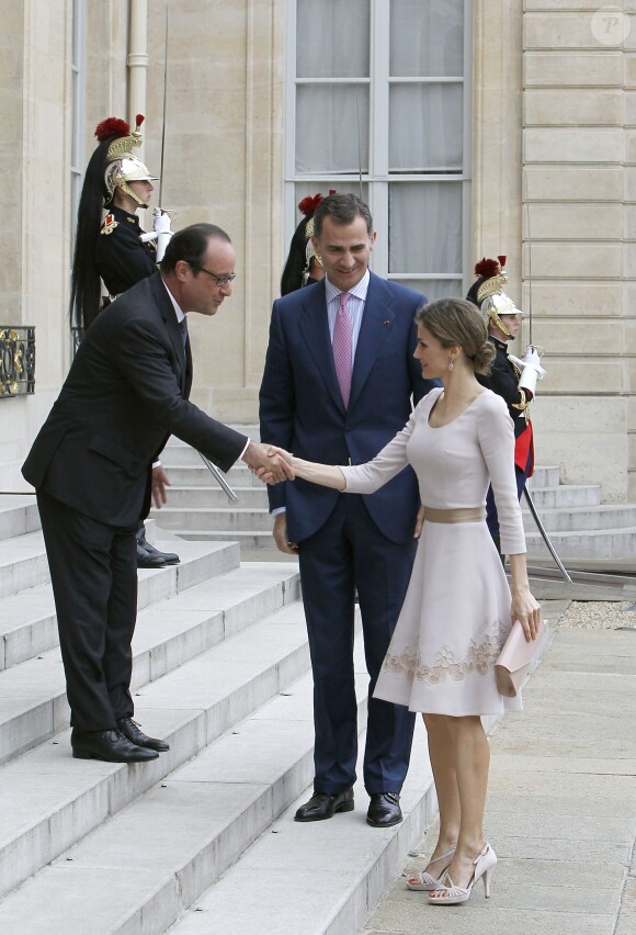 Le roi Felipe VI et la reine Letizia d'Espagne étaient reçus le 22 juillet 2014 par le président de la République François Hollande au palais de l'Elysée à Paris, pour leur visite inaugurale en France.