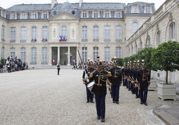 Le roi Felipe VI et la reine Letizia d'Espagne étaient reçus le 22 juillet 2014 par le président de la République François Hollande au palais de l'Elysée à Paris, pour leur visite inaugurale en France.