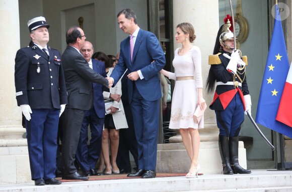 Le roi Felipe VI et la reine Letizia d'Espagne quittant le 22 juillet 2014 le palais de l'Elysée après un entretien et un déjeuner avec le président de la République François Hollande, mais aussi Manuel Valls et Anne Hidalgo, à Paris, à l'occasion de leur visite inaugurale