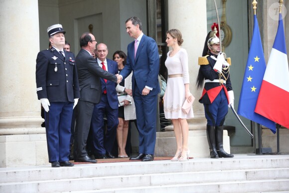 Le roi Felipe VI et la reine Letizia d'Espagne quittant le 22 juillet 2014 le palais de l'Elysée après un entretien et un déjeuner avec le président de la République François Hollande, mais aussi Manuel Valls et Anne Hidalgo, à Paris, à l'occasion de leur visite inaugurale