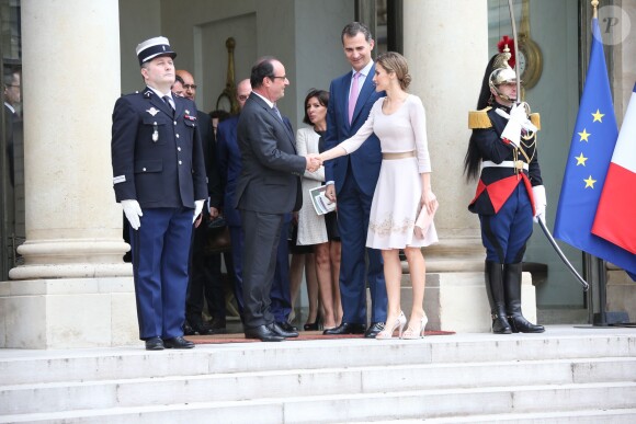Le roi Felipe VI et la reine Letizia d'Espagne quittant le 22 juillet 2014 le palais de l'Elysée après un entretien et un déjeuner avec le président de la République François Hollande, mais aussi Manuel Valls et Anne Hidalgo, à Paris, à l'occasion de leur visite inaugurale